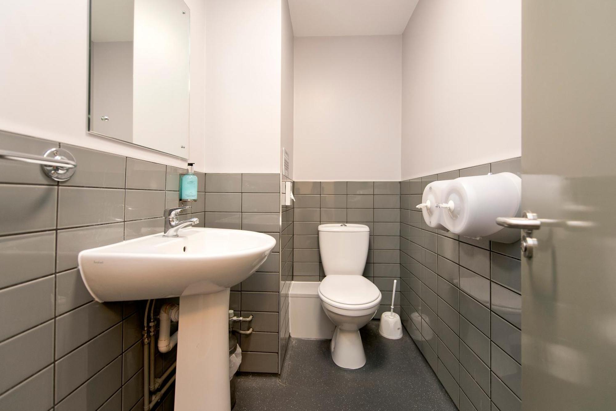 4 Bed Double Private Room Shared Bathroom,686528562:JPEG